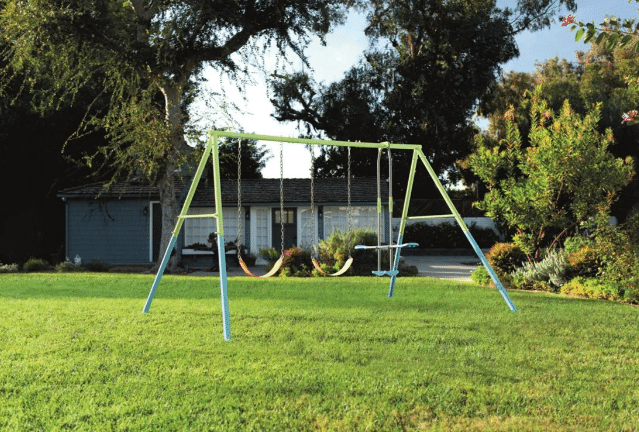 סט נדנדות לחצר עם שני מושבי נדנדה ונדנדת גלישה זוגית על דשא | yrz