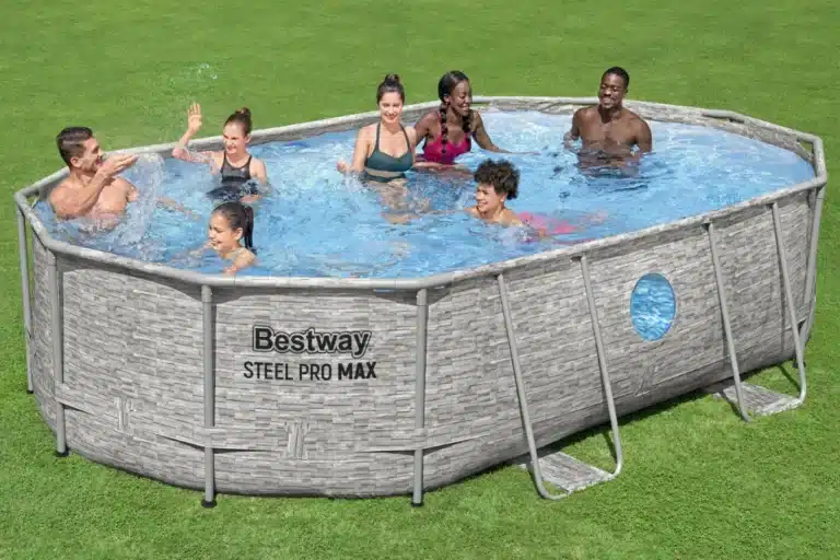 בריכה אובלית עילית Bestway Steel Pro Max עם חלונות, אנשים בתוך הבריכה על דשא | yrz