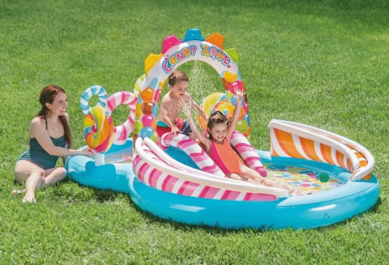 בריכת פעילות מתנפחת לילדים עם מגלשה וקשת Candy Zone על הדשא | yrz
