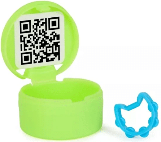 קופסת הפתעה ירוקה פתוחה עם קוד QR במכסה ואביזר כחול לצדה | yrz